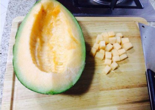 小伙吃哈密瓜视频