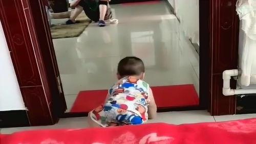 宝宝看到姥姥吃瓜,温馨家庭时光